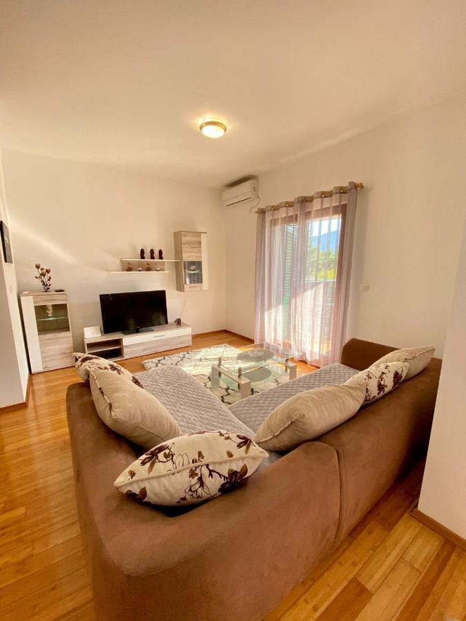 Roman Garden Apartment Risan Exterior photo