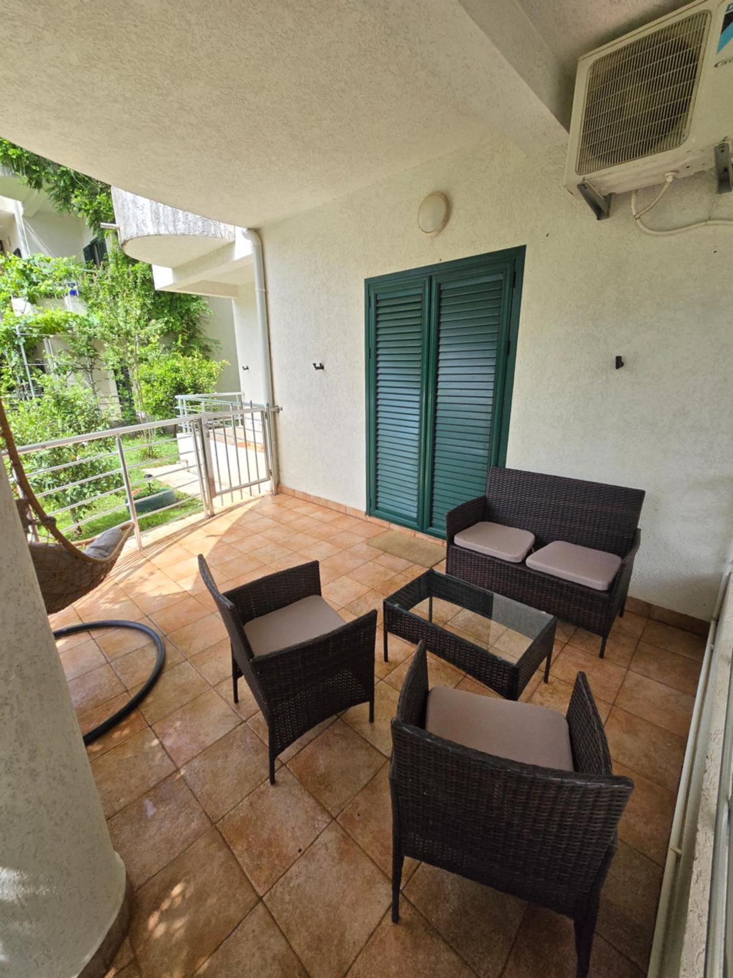 Roman Garden Apartment Risan Exterior photo