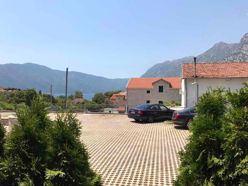 Roman Garden Apartment Risan Exterior photo