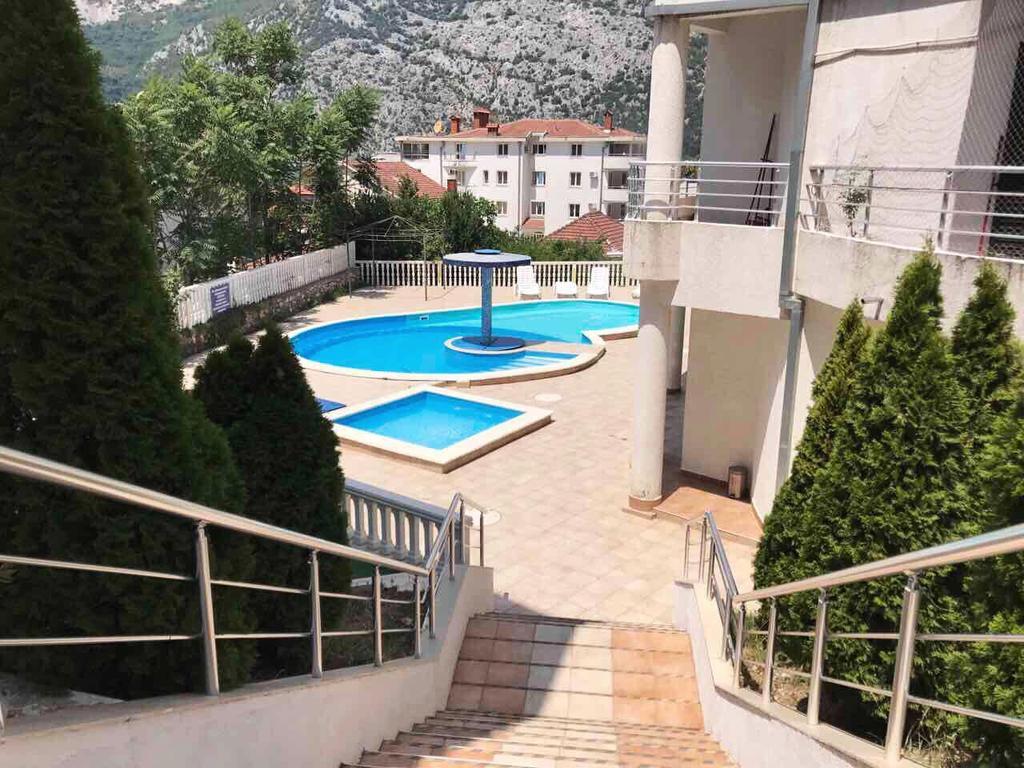Roman Garden Apartment Risan Exterior photo